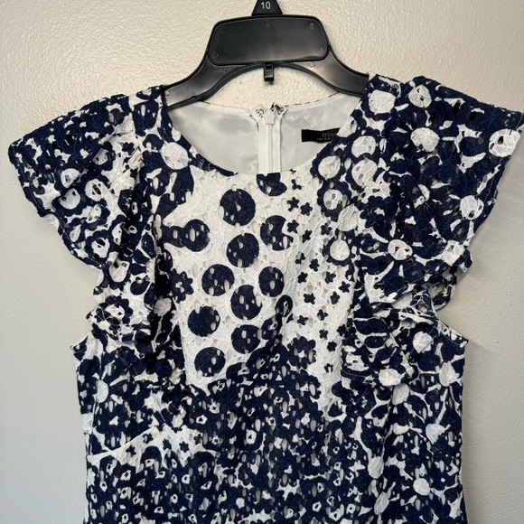 TRINA TURK Navy White/Blue Lace Flutter Sleeve Zipper Back Lined Dress Size 4 - Picture 2 of 5